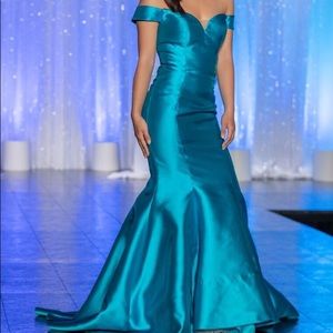 BEAUTIFUL MERMAID GOWN